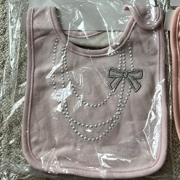 NWT - Set of two adorable organic bibs - Picture 3 of 7